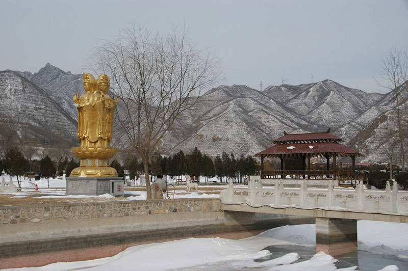 “凤凰山陵园雪景