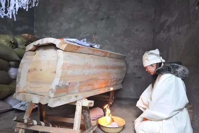 农村老人去世后,亲人的泪水不能滴落到老人寿衣上,有啥讲究?